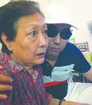 冰心|冰心纵容儿子悔婚出轨？墓碑被长孙涂8字辱骂，他们家族有何丑闻