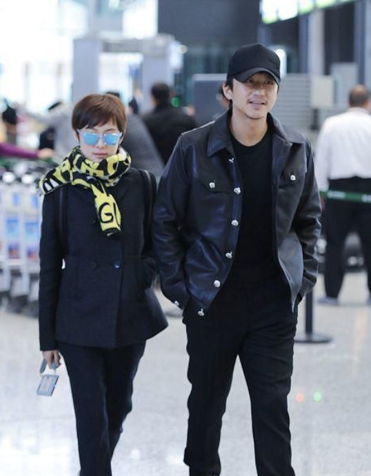 潮流前沿 孙俪夫妇打扮太接地气,穿一身黑走机场,看似低调朴素却很时尚