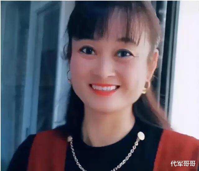 陈亚男|全家都火了！陈亚男复出直播一晚赚22万，妈妈上电视代言痔疮广告