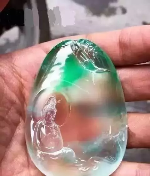 翡翠|如此梦幻的料子，雕出来的翡翠不卖几百万怎么行！