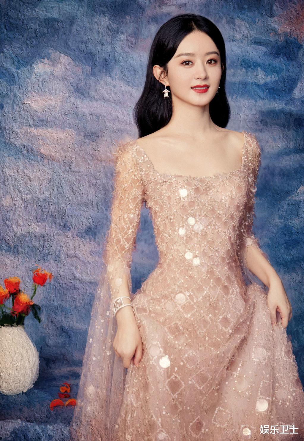 赵丽颖|赵丽颖登大湾区中秋晚会献唱，台下生图身材圆润发福明显，低头玩手机好萌