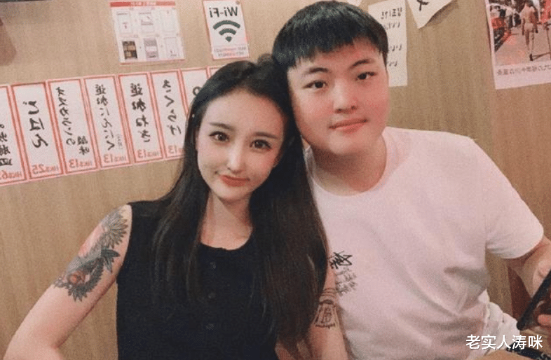 Uzi|“演UZI两小时挣2万”！乌兹直播间群魔乱舞，感叹：拳头该整治了