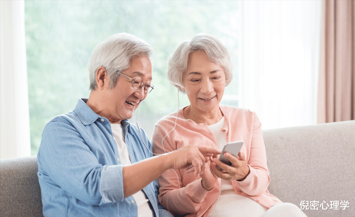 倪密心理学 老人搭伙3个月就分手，大爷：她就是图我的钱，大妈：这是应该的