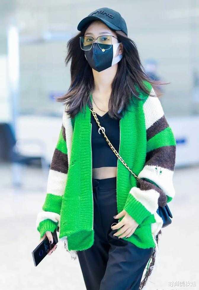 高定|佟丽娅离婚后更敢穿，绿色针织开衫配露脐装走机场，时髦似大学生