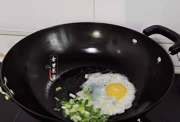 养花小娇娘|秋凉了，喜欢这碗热乎的皮肚面，有肉有菜汤鲜味美，早餐首选