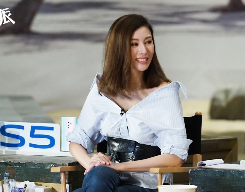 李嘉欣|李嘉欣晒罕见美照？戴名贵珠宝显富态，与许晋亨同框对比明显