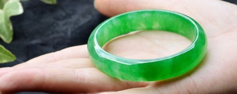 翡翠手镯|翡翠手镯小了怎么带