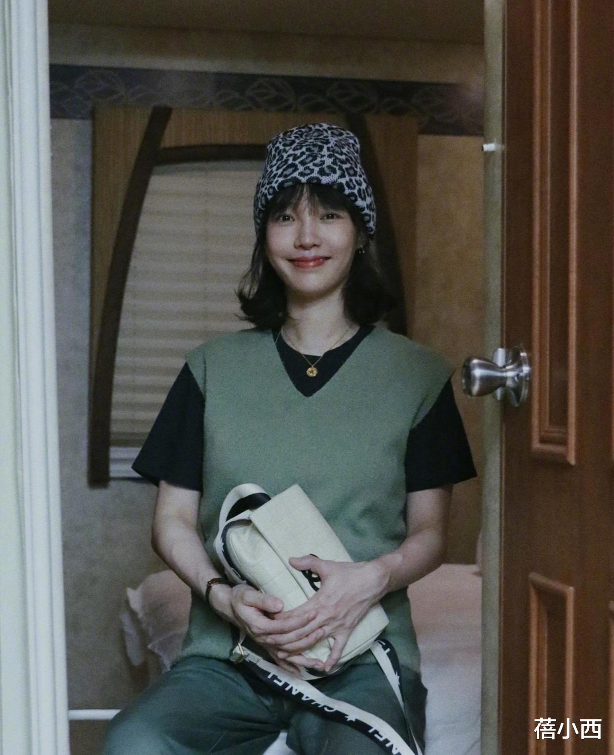 穿衣搭配|白百何终于剪了短发+斜刘海,穿小黑裙优雅亮相,气质我给100个赞