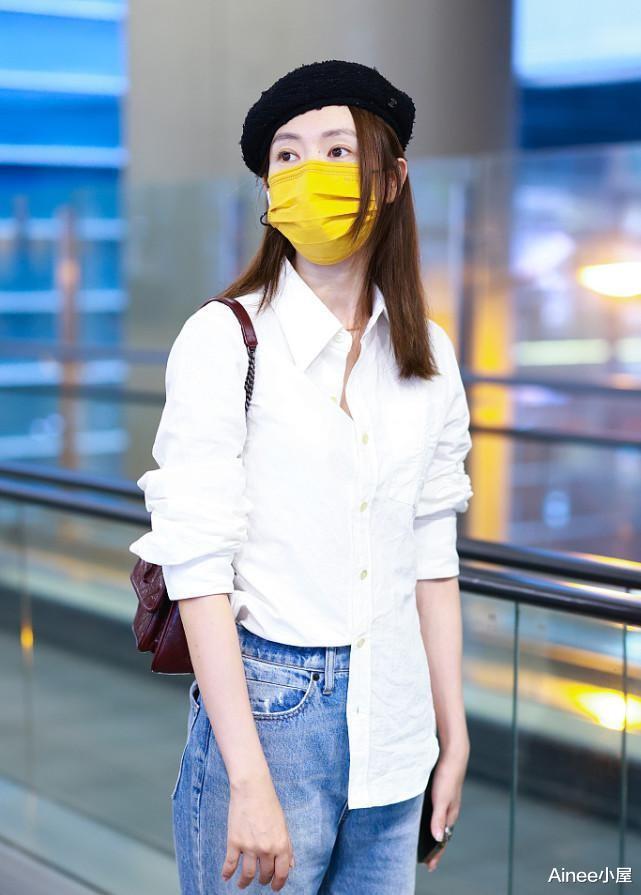 Ainee小屋|童瑶用简单搭配展现气质，衬衫配牛仔裤挺普通，贝雷帽戴出潮流感