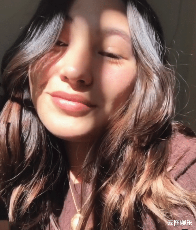 李小龙|李小龙妻子生日，祖孙三代温馨同框，76岁气质依旧，曾2度改嫁