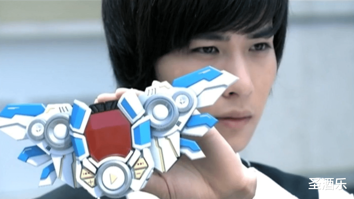 严莉莉|飞影铠甲严莉莉谈恋爱了，你俩吵架了会不会直接变身打起来，哈哈