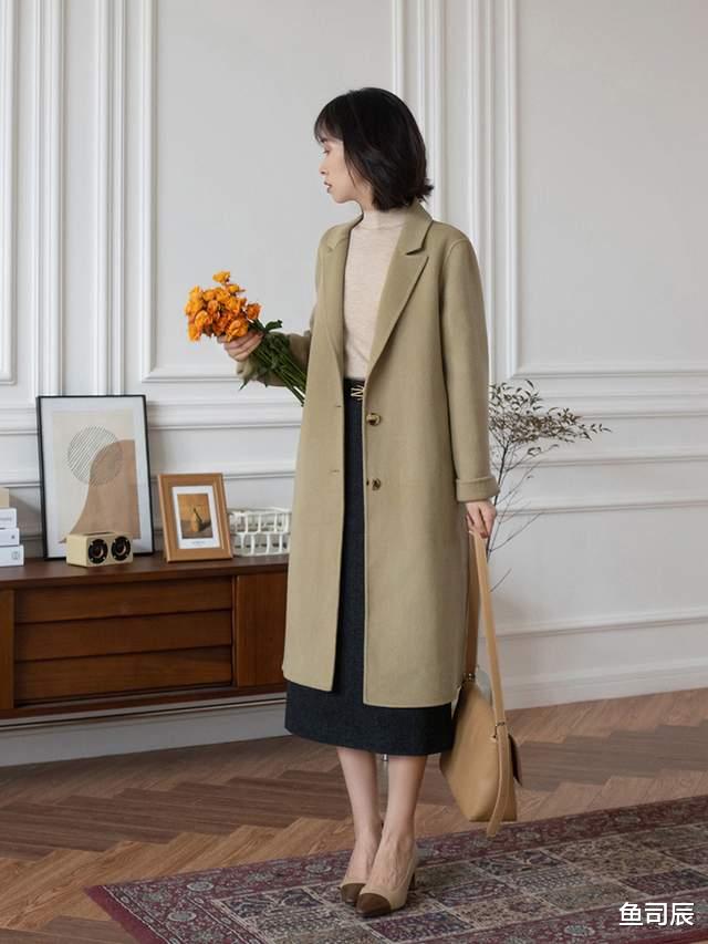 鱼司辰 降温了,大衣下装搭配上裙子,展现出女性魅力,高级干练又时髦