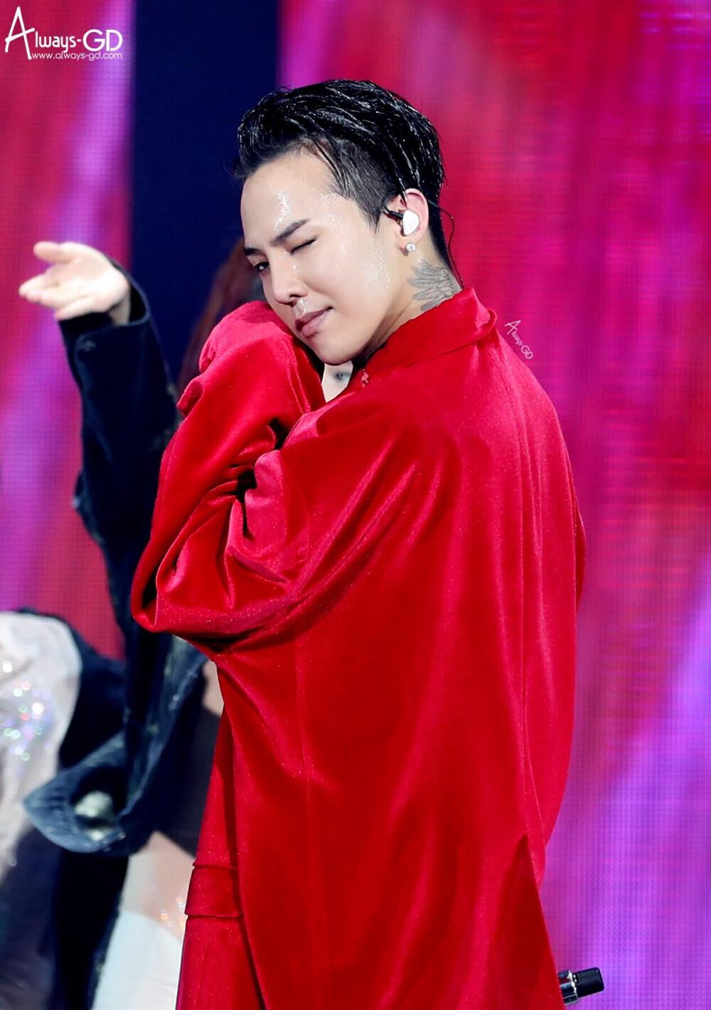 迪丽热巴|Bigbang粉丝派出卡车,堵YG大楼进行抗议,组合的空白期长达5年