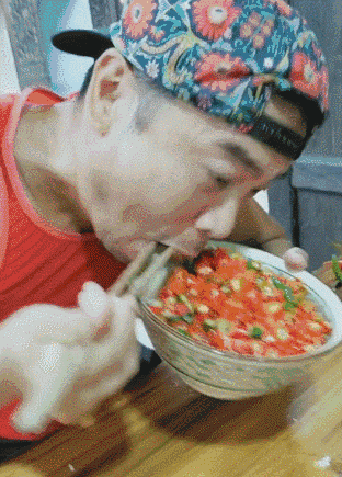 萌萌萌说|你认为结婚超过十年的夫妻还会接吻吗？哈哈哈哈，神评是魔鬼吗？