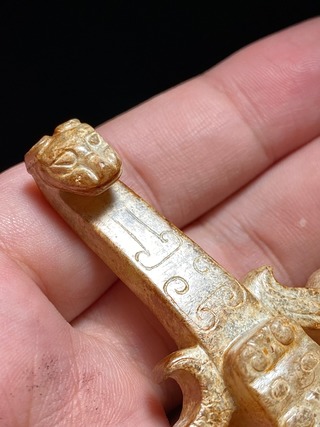 |战国 和田玉沁色 螭龙 玉钩 带钩 龙钩