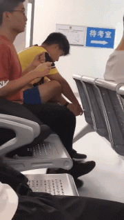 萌控孩|现在足疗店都这么好玩了？为啥要用小锤子呢？多少有些想不通哈哈