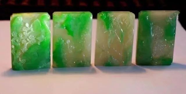 翡翠|12万买的翡翠赌石，第一刀表现极差，再切一刀没想到切出一片绿！