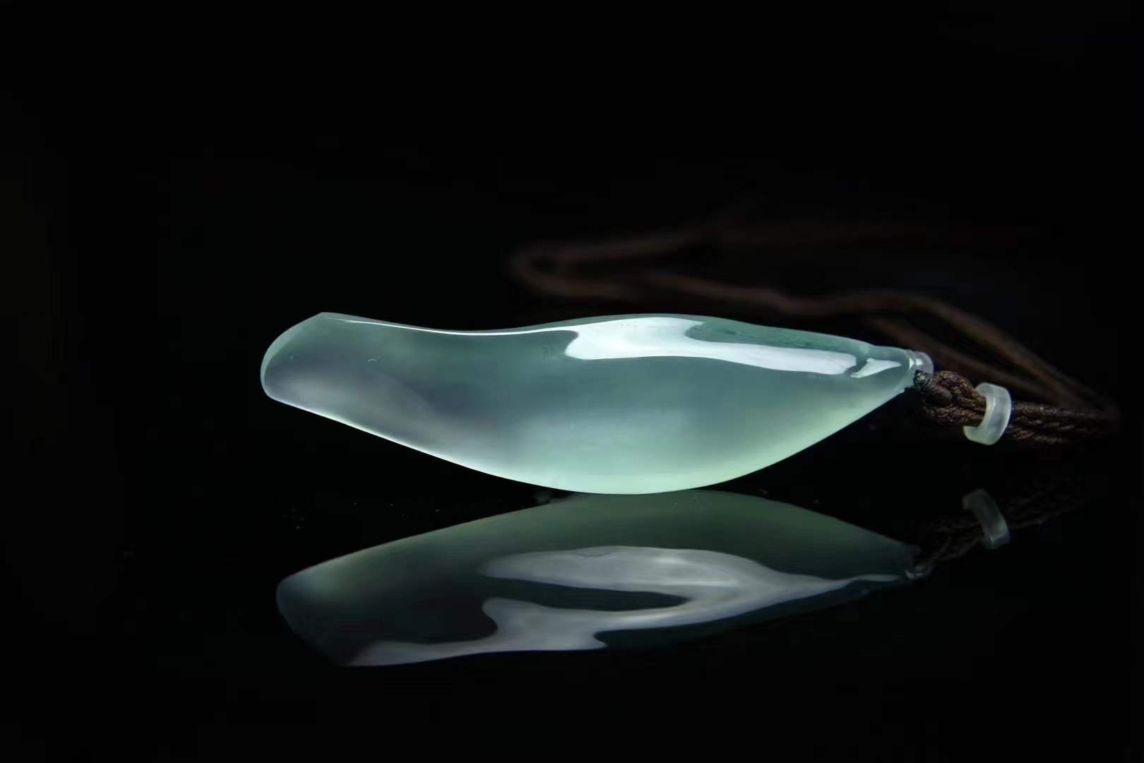 雕刻|要做到突出翡翠的荧光感，不是大师级雕刻家，那也是很难做到的