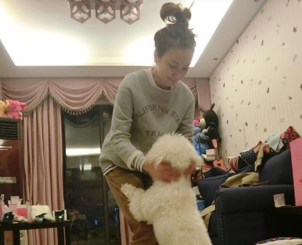 参观吴昕住的新家，客厅电视墙窗帘都是粉色的，38岁过得太少女了