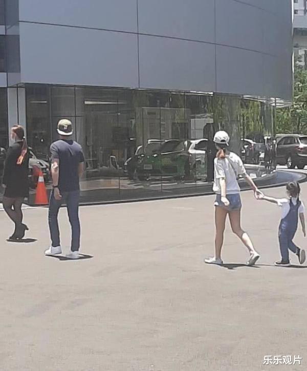 海豚|林心如女儿小海豚露面，穿漂亮粉色公主裙，不停往霍建华怀里钻