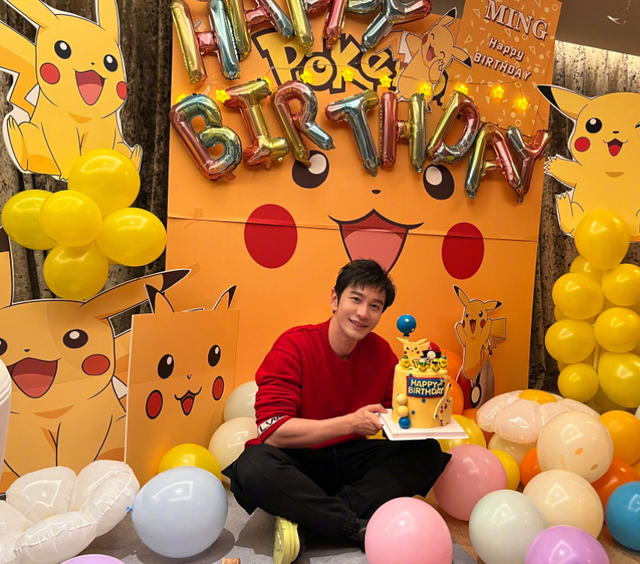 黄晓明|黄晓明44岁生日收获小海绵礼物，疑暴露自己与杨颖的感情现状