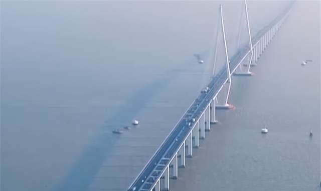 贯丹萱 小伙与女子相恋后失踪 空房间诡异非常 女子跨海大桥上“丢垃圾”