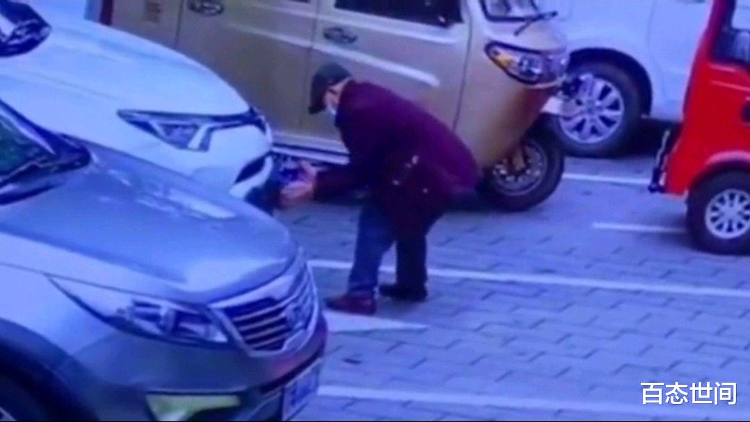 百态世间 宜昌女车主未把车完全停进车位挡住人行道，老人怒将其车牌掰弯