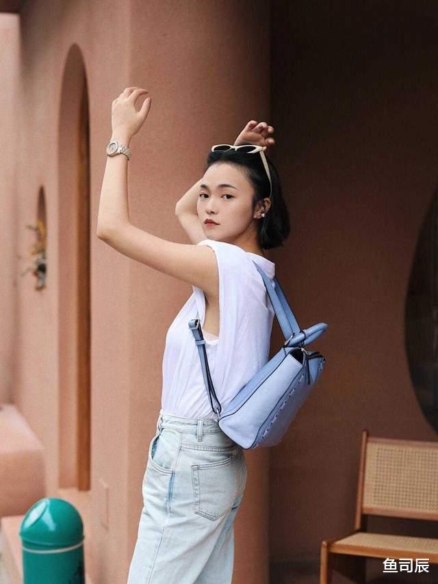 鱼司辰|秋天如何穿出高级感？用毛衣内搭白衬衫和牛仔裤，照看都好看