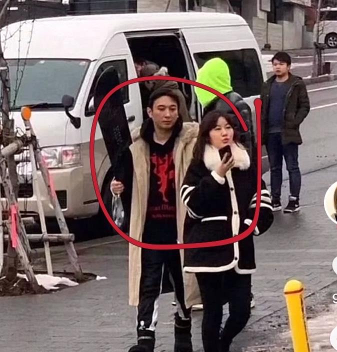 王思聪|王思聪疑似和“新女友”逛街！女生微胖型的，网友调侃：有夫妻相