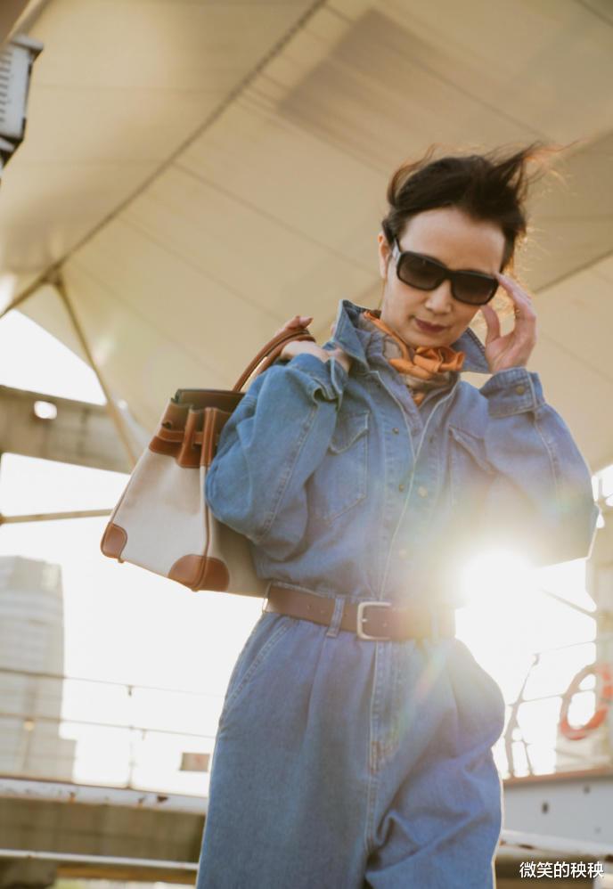 微笑的秧秧|过了50岁的女人，早秋记得“穿松不穿紧”，学她这么穿好优雅