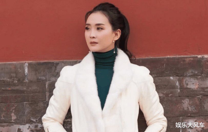 王艳|23岁晴格格嫁亿万富豪，却被婆婆要求跪着给她洗脚，王艳图什么？