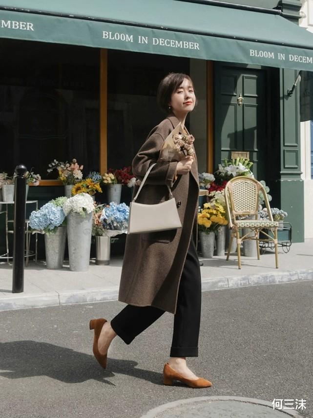 何三沫 简约款大衣不会过时,一件就可以穿很久,但前提是要会搭配才好看