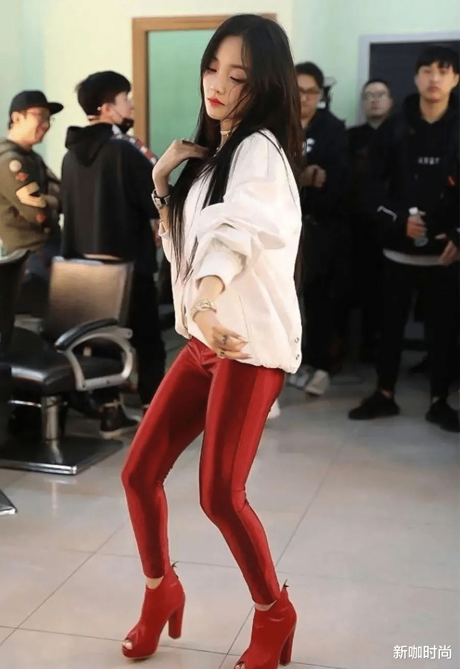 刘嘉玲|刘嘉玲穿“液体裤”勒出小肚子，腰臀线条显粗壮，网友却说很高级