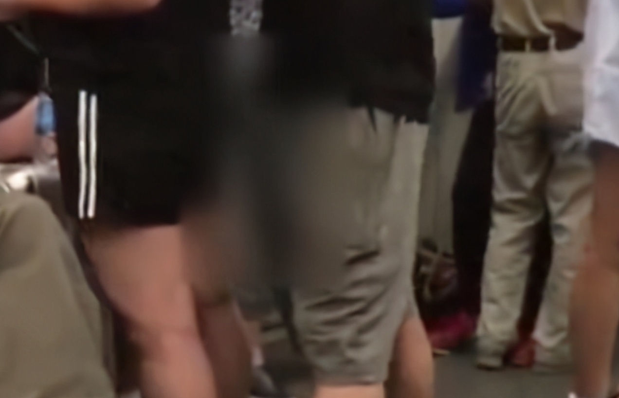 视野新闻周刊 上海50岁男子地铁猥亵女乘客,当众裸露下体作出不雅动作,已被行拘