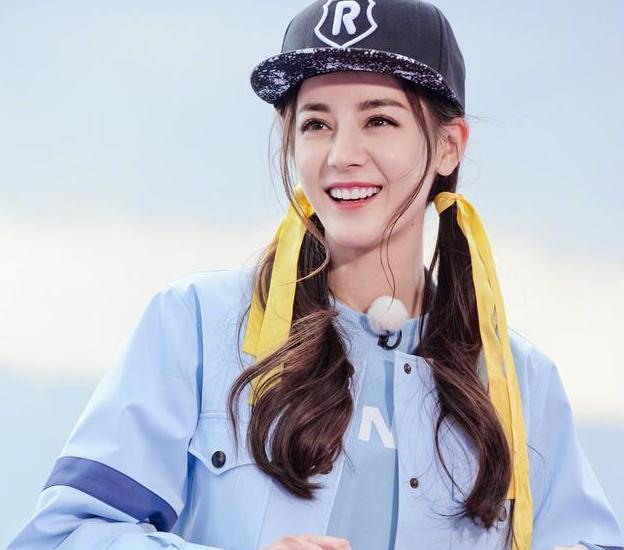 迪丽热巴|迪丽热巴玩手机，当镜头绕到正面，看到她胳肢窝，有点大煞风景！