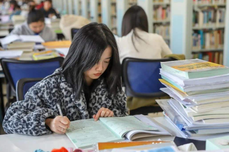 考研|“逆向思维”惹争议，985毕业生考研扎堆“双非”，普本生表示心塞