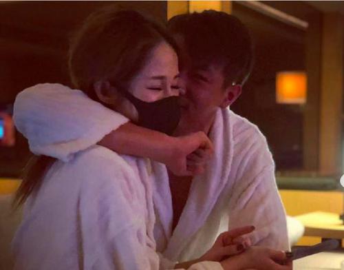 舜网 萧亚轩男友被狗咬后首现身 两人依偎亲吻场面甜