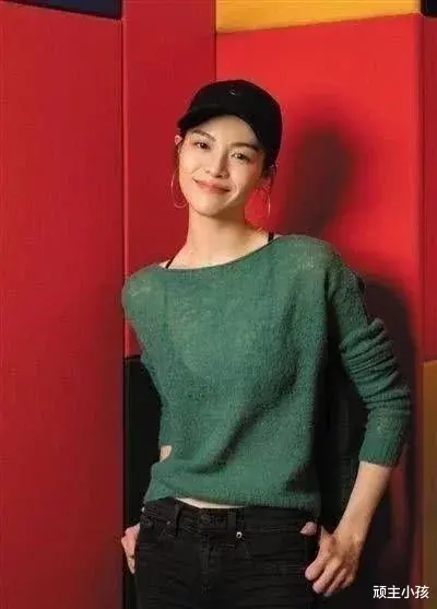 冯小刚|冯小刚捧红，成龙接着捧，洪金宝排队等着捧，真不愧“天选之女”