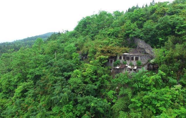 昌霖李先生 “活人墓”再现深山，内部机关重重，居住者却是一位92岁老人