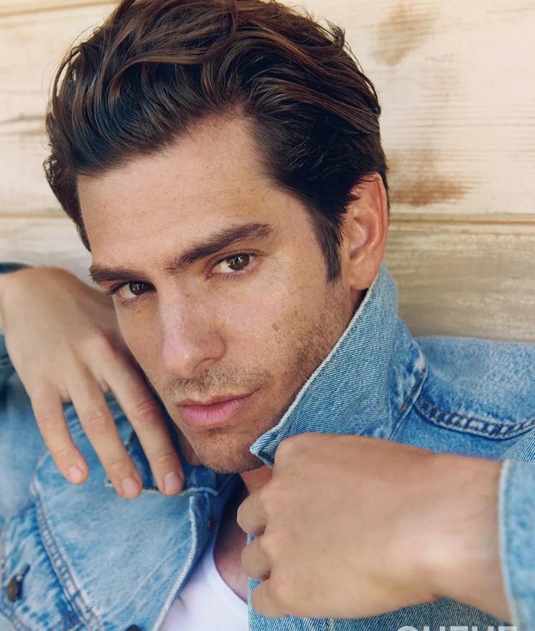 育邻人|组图：“蜘蛛侠”安德鲁·加菲尔德杂志大片，秋日型男风度翩翩