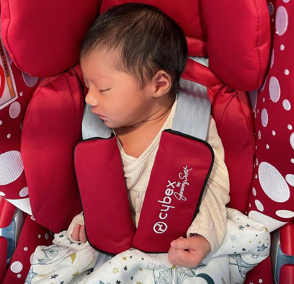 姜潮|姜潮晒一家四口同框照，丹尼尔撞脸宋亚轩，二胎女儿鼻梁成焦点