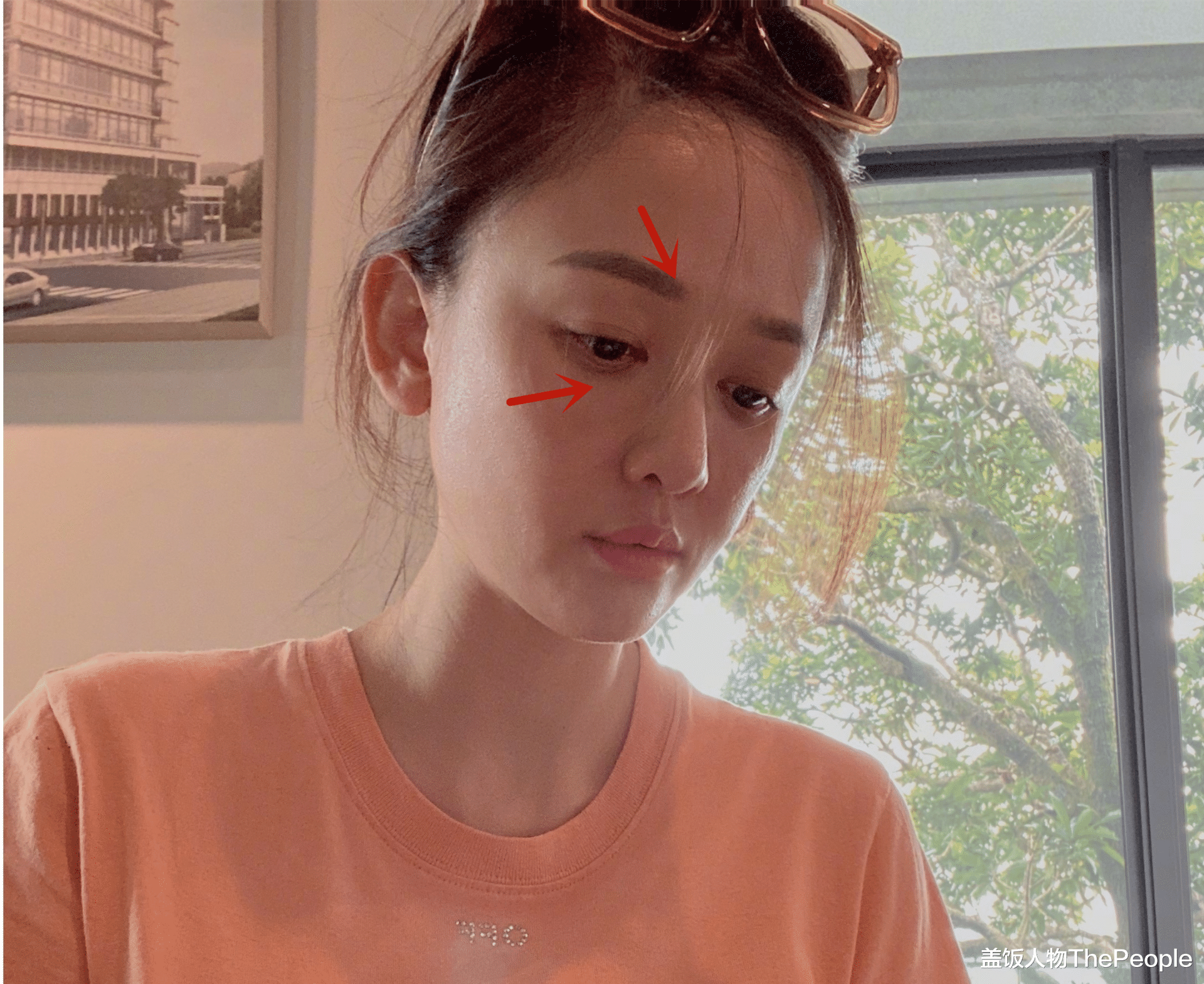 贾玲|明星所谓素颜暗藏多少“心机”？睫毛堪比苍蝇腿，脸和脖子有色差