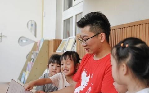 教师|为何很对人抱怨幼师职业？工资低干活不少，铁饭碗也遭遇嫌弃