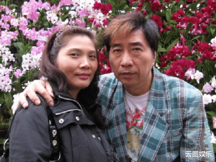 |丧妻3年！68岁老戏骨康龙宣布恋情，携小23岁女友参加好友告别式