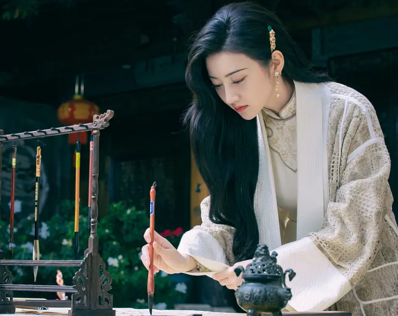 景甜|十大最受关注艺人：杨幂垫底，景甜排第三，《山河令》成最大黑马