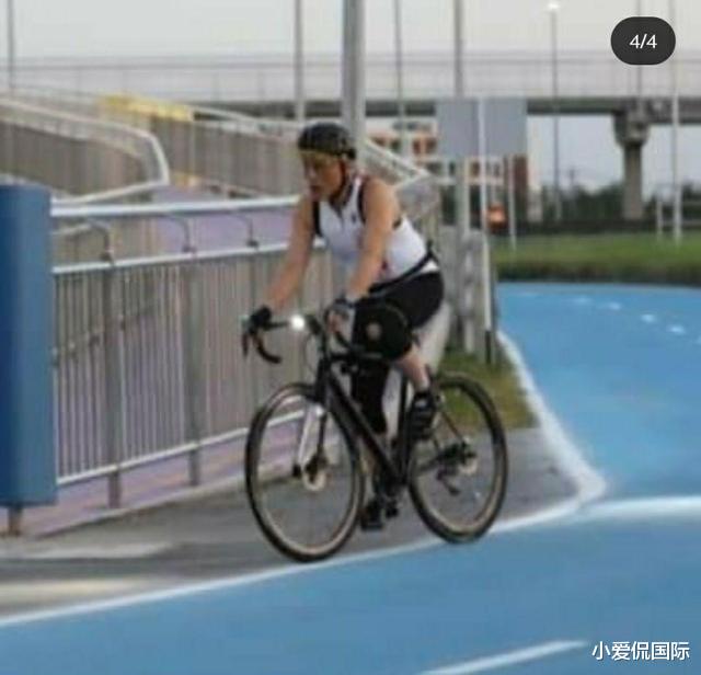 情侣|温馨不再，拉玛十世和素缇达穿情侣背心骑行，一前一后很开心