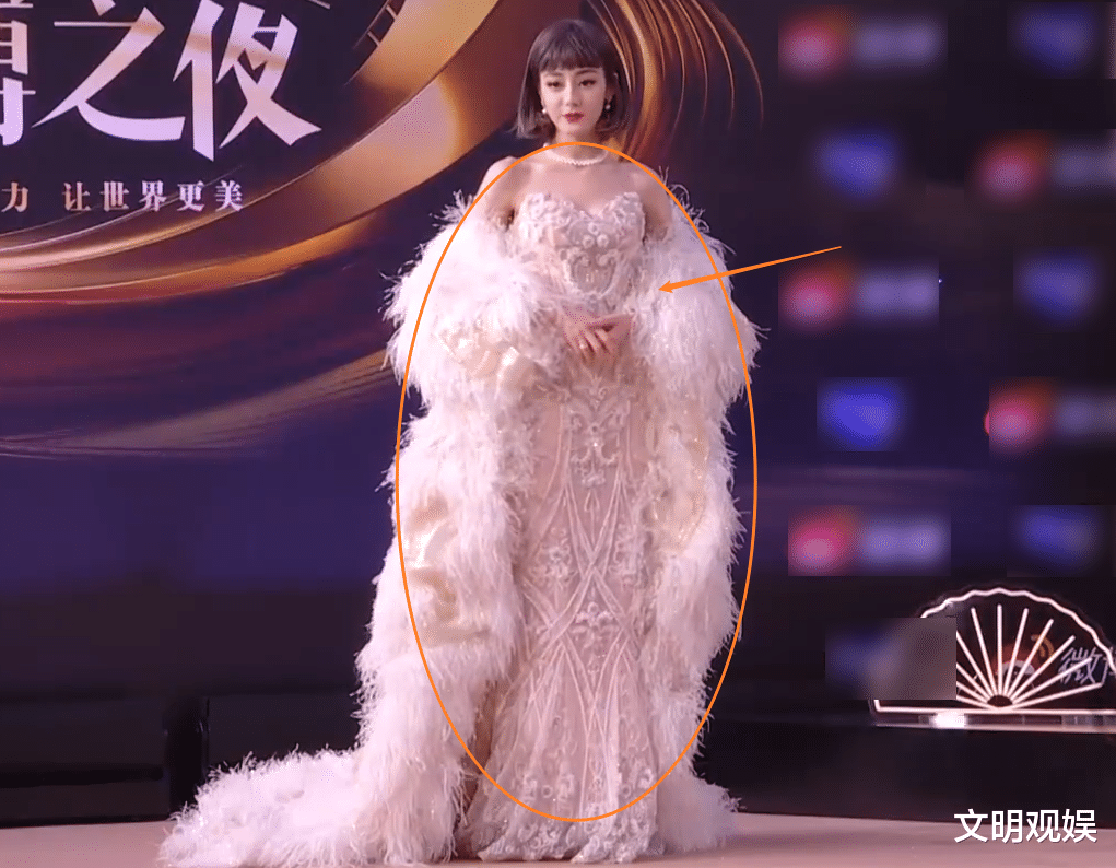 迪丽热巴|迪丽热巴换贵妇造型走红毯，离开美颜庇护，真实颜值令人看呆了眼