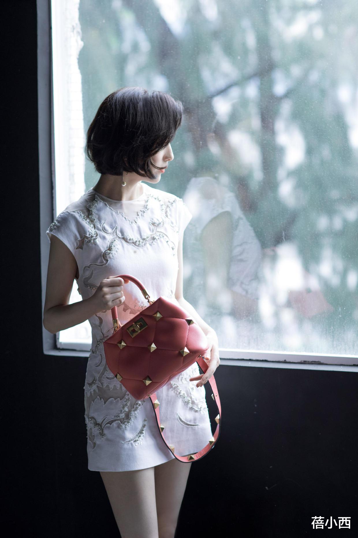 佟丽娅|佟丽娅转型大玩“女团风”,穿抹胸上衣配A字纱裙,不像80后的人