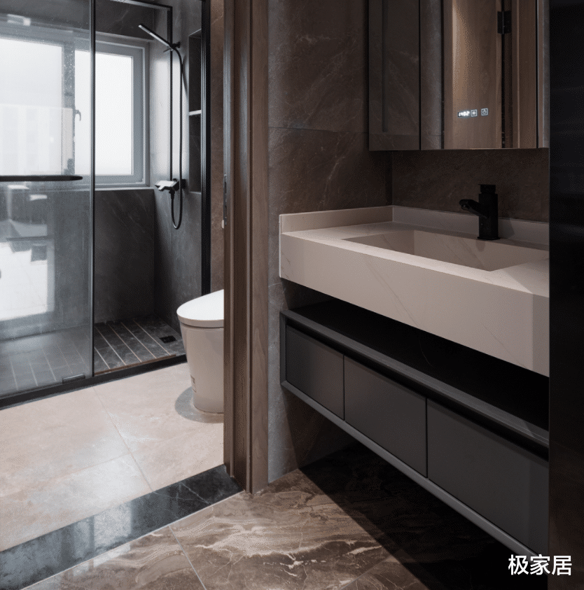 坐拥超大观景阳台,线条勾勒出力量感,筑成独特的三居室