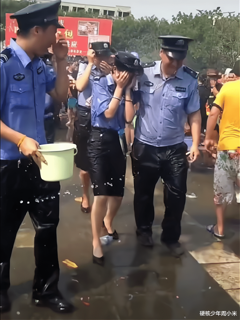 硬核少年周小米 云南泼水节，小姐姐躲车上十几分钟，还是没能逃过“湿身”的下场